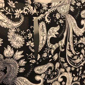 Express Tops - ➡️JUST ADDED⬅️ Express B&W Paisley Hi-Lo Top Express Tops - ➡️JUST ADDED⬅️ Express B&W Paisley Hi-Lo Top